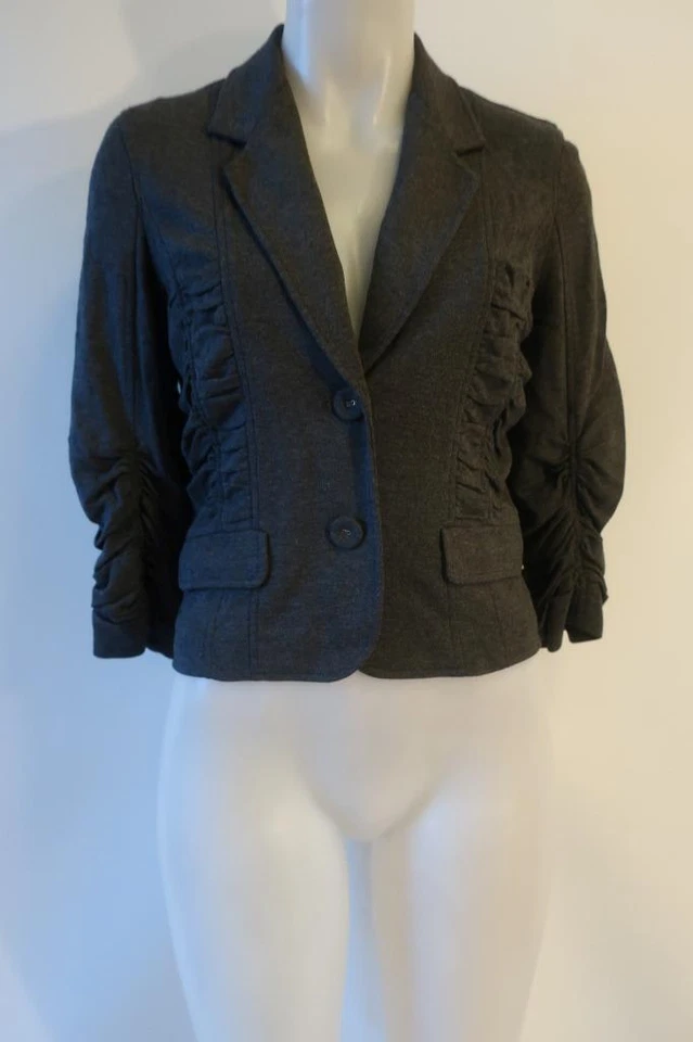 Jaqueta feminina LaRok cinza carvão franzida manga 3/4 abotoada P - Imagem 3 de 4