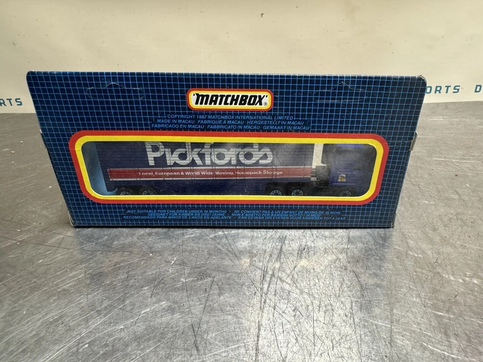 1987 Matchbox Convoy PICKFORDS MOVING DAF BOX TRUCK # CY24 - NOS ! - Image 3 of 4