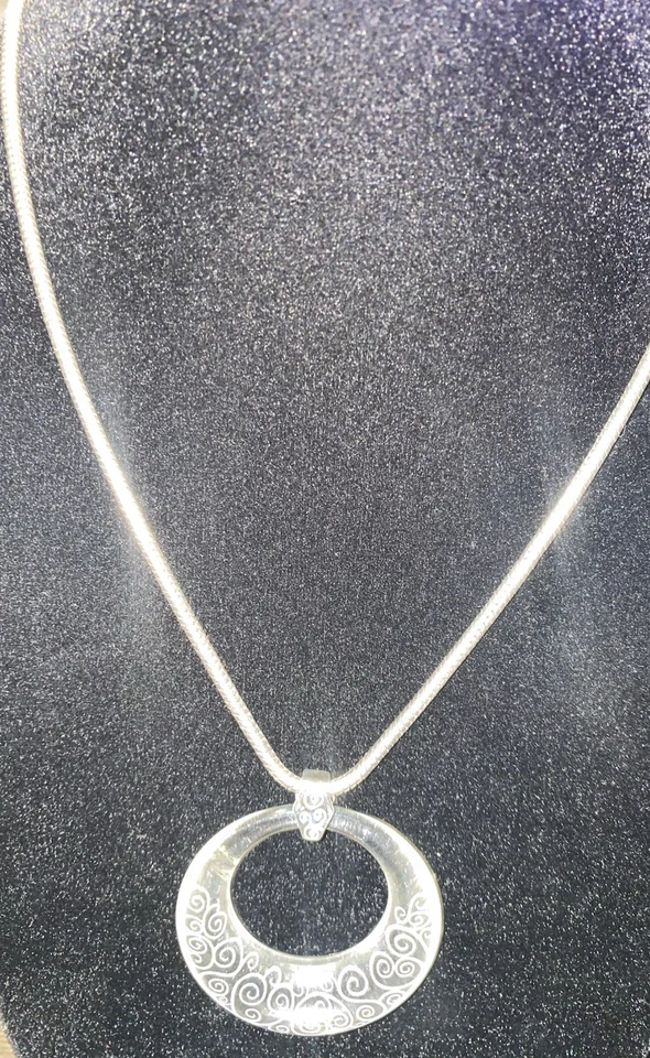 Brighton 熔岩休息室透明 Lucite 吊坠项链银色链大号圆形 — 第 4/4 张图片