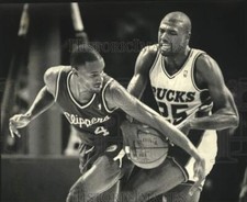 1990 Press Photo Ron Harper Swipes Ball From Paul Pressey At Bradley Center