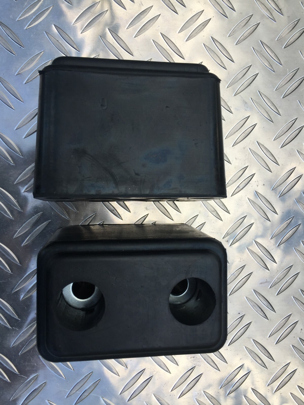 LKW Rammpuffer 315x35x60mm - Gummipuffer Unterfahrschutz 3 Loch