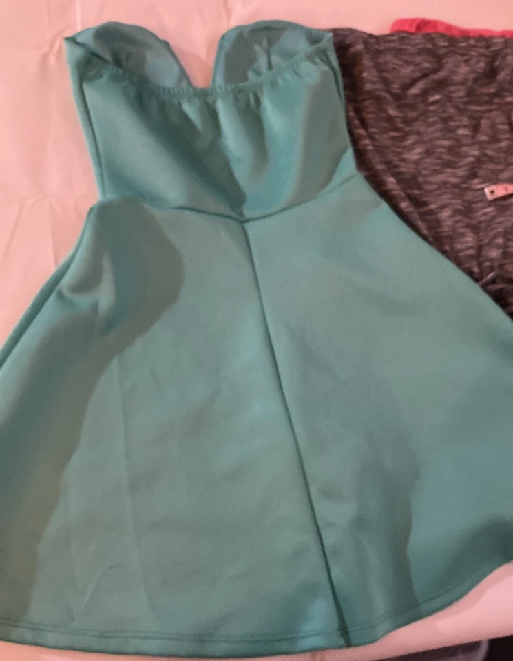 Lote 2 vestidos sin tirantes y 1 mameluco. Pink Strapless Is Rue21, Gris Mossimo..... Foto 4 de 4