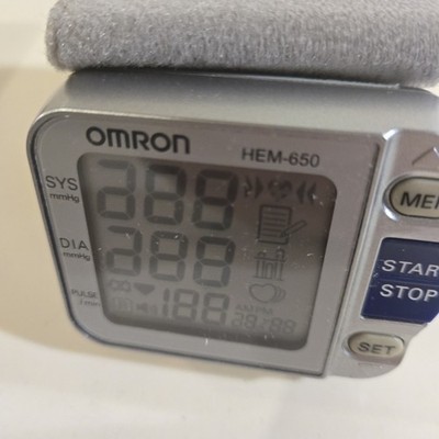 Omron HEM-650 Wrist Blood Pressure Monitor Automatic IntelliSense Case Included