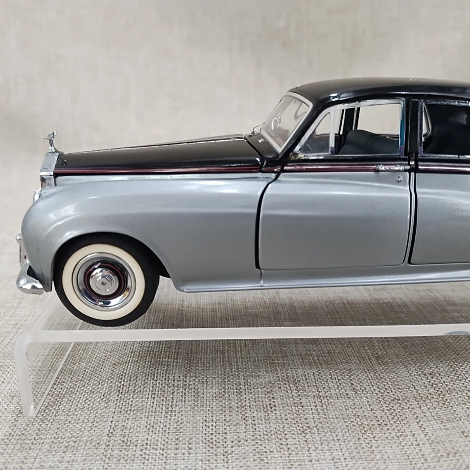 1:24 Franklin Mint Diecast Silver and Black 1955 Rolls Royce Silver Cloud I - Image 2 of 4