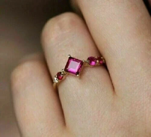 Anillo de boda solitario de rubí rosa simulado de 2 quilates para mujer enchapado en oro amarillo de 14 quilates Foto 3 de 3