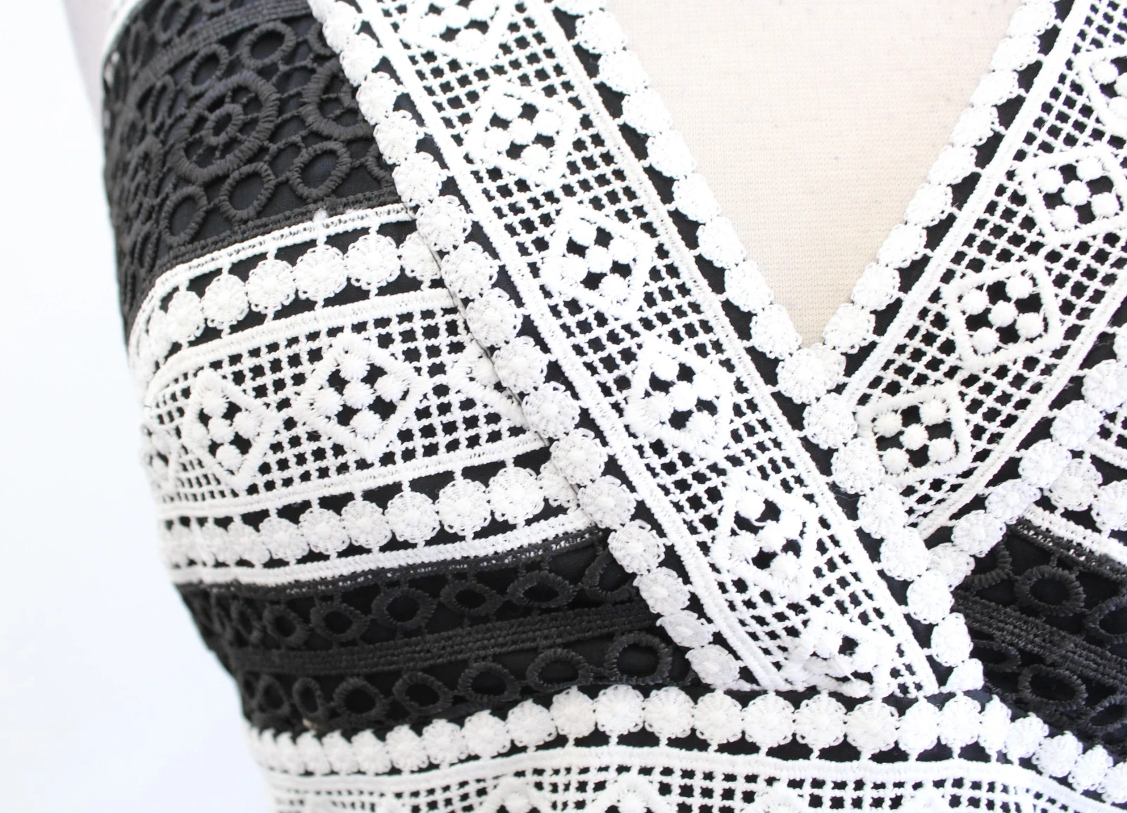 Abito Kate Spade nero bianco a righe aderente e svasato in pizzo all'uncinetto nuovo con etichette taglia 00