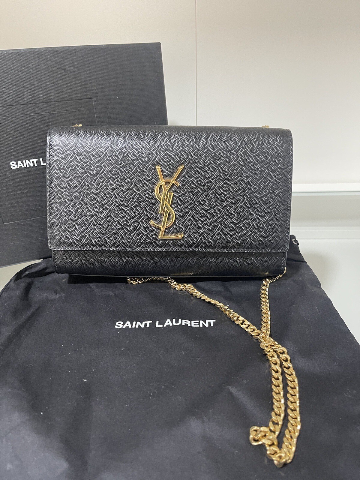 Nuovissima borsa a catena media Saint Laurent Kate pelle nera oro YSL