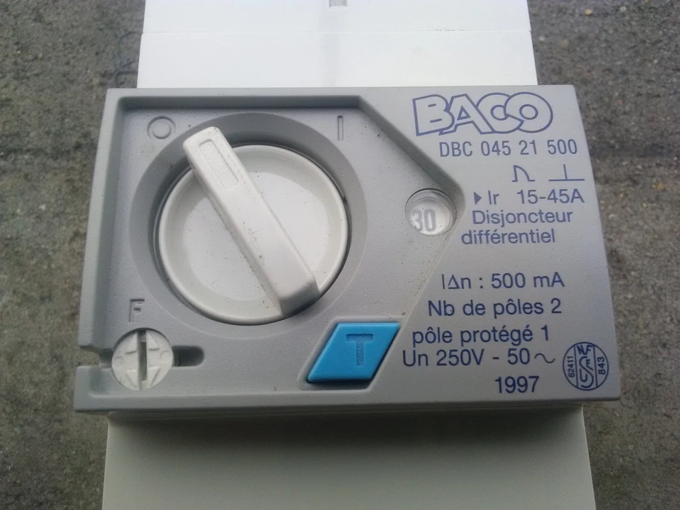 Disjoncteur de branchement 2  poles différentiel BACO 500mA  30/60A - Photo 2/2
