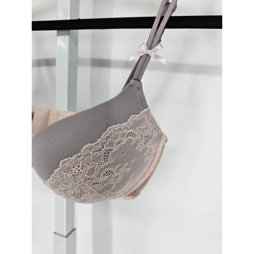 Sujetador push up acolchado gris con ribete de encaje rosa H&M para mujer talla 36C Foto 2 de 4