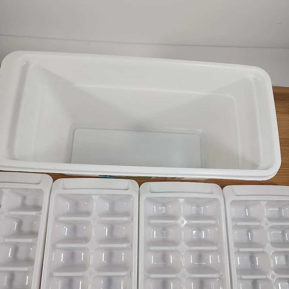 4 bandejas de cubitos de hielo blancas Rubbermaid hechas en EE. UU. Giratorias 16 agujeros y contenedor hechas en EE. UU. Foto 3 de 4