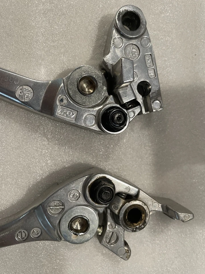 2022 Triumph Bonneville front brake and clutch levers adjustable - Imagen 4 de 4