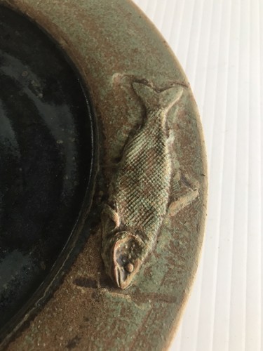 Phillips LP Studio Pottery handmade stoneware plate with fish approx 11-1/2" - Picture 12 of 13