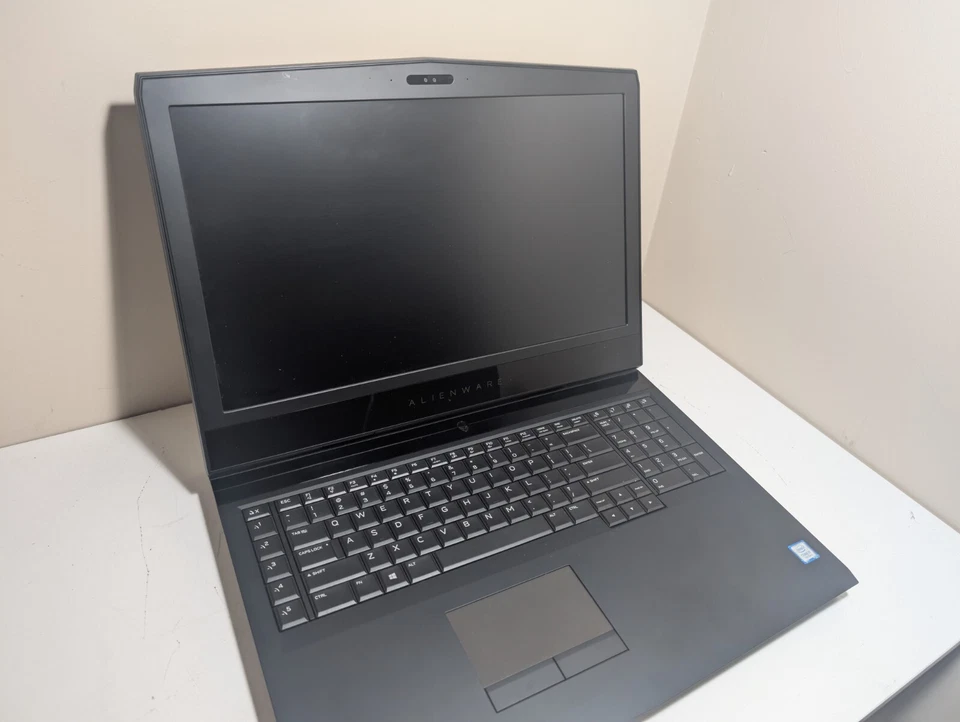 Alienware 17 R4 i7-7700HQ 2,8 GHz 16 GB RAM 128 GB SSD Nvidia GTX 1060 Foto 2 de 4