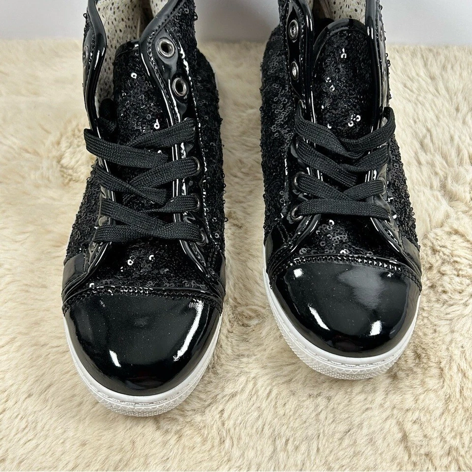 Zapatillas altas negras con lentejuelas con dedos de cuero estampado Foto 2 de 4