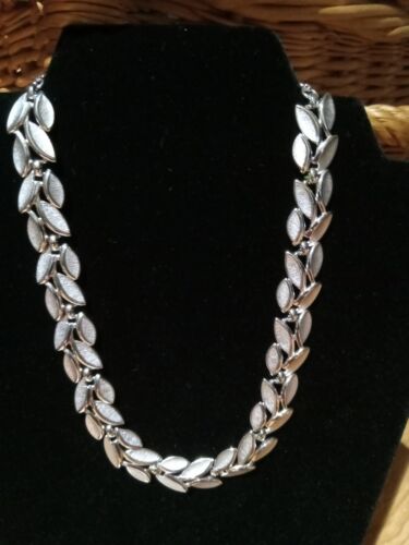 Triifari Silver Tone Leaf necklace vintage