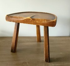 Taburete de ordeño de 3 patas de madera maciza hecho a mano de colección patas en ángulo asiento de silla de montar