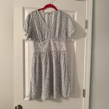 Loft | Black and White Print V Neck Short Sleeve Dress | Size 6