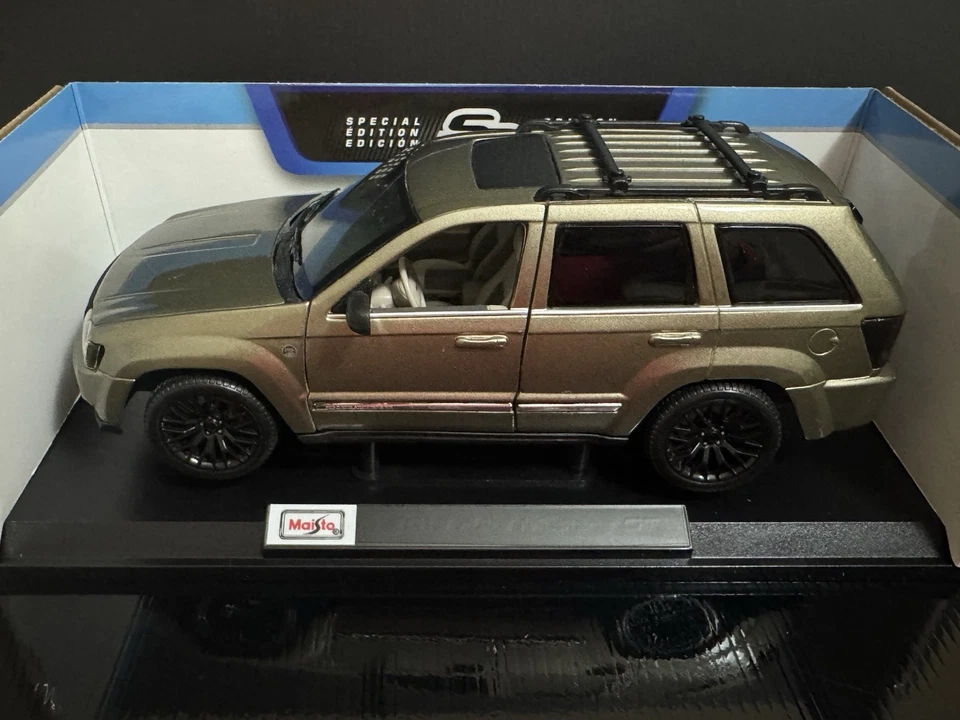 2005 Street Jeep Grand Cherokee 5.7 Kodeblake Custom 1/18 - Image 4 of 4