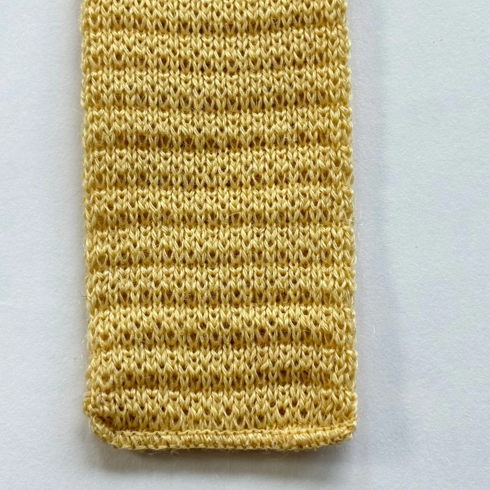 Corbata Barneys New York Punta Cuadrada Lana Mohair Volantes Tejida Corbata Amarillo Extremo Plano 2x50 Foto 3 de 4