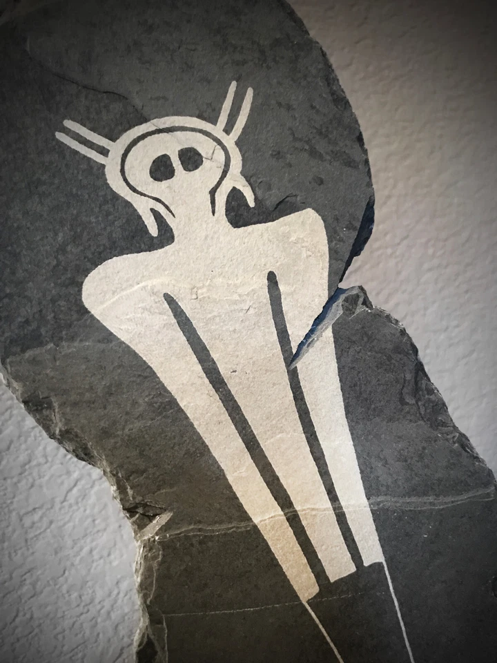 Pictografía Sego Man Utah petroglifo nativo Anasazi acantilado roca sobre pizarra negra Foto 4 de 4