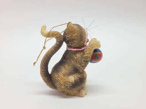 Raz Weihnachtsschmuck Deb Strain Orange Ingwer Katze mit rotem Ornament 3 Zoll - Bild 3 von 8
