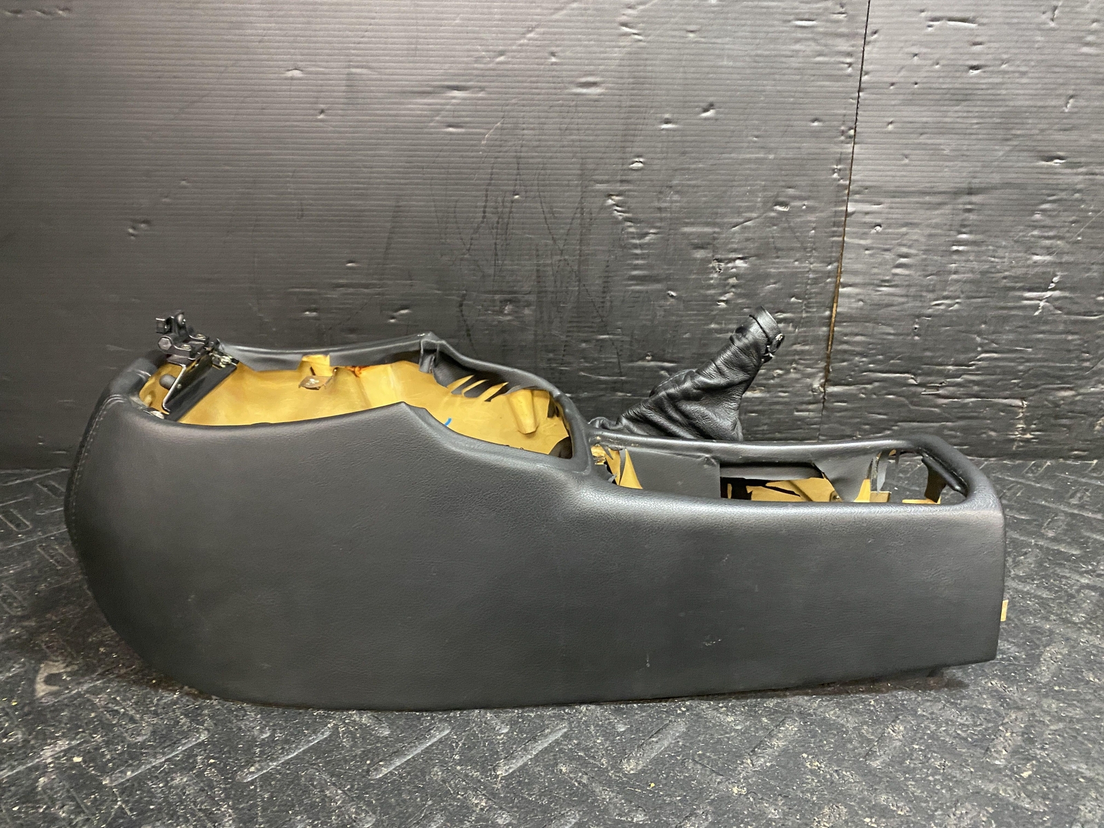 02-06 MASERATI FRONT CENTER CONSOLE TUNNEL HOUSING BLACK