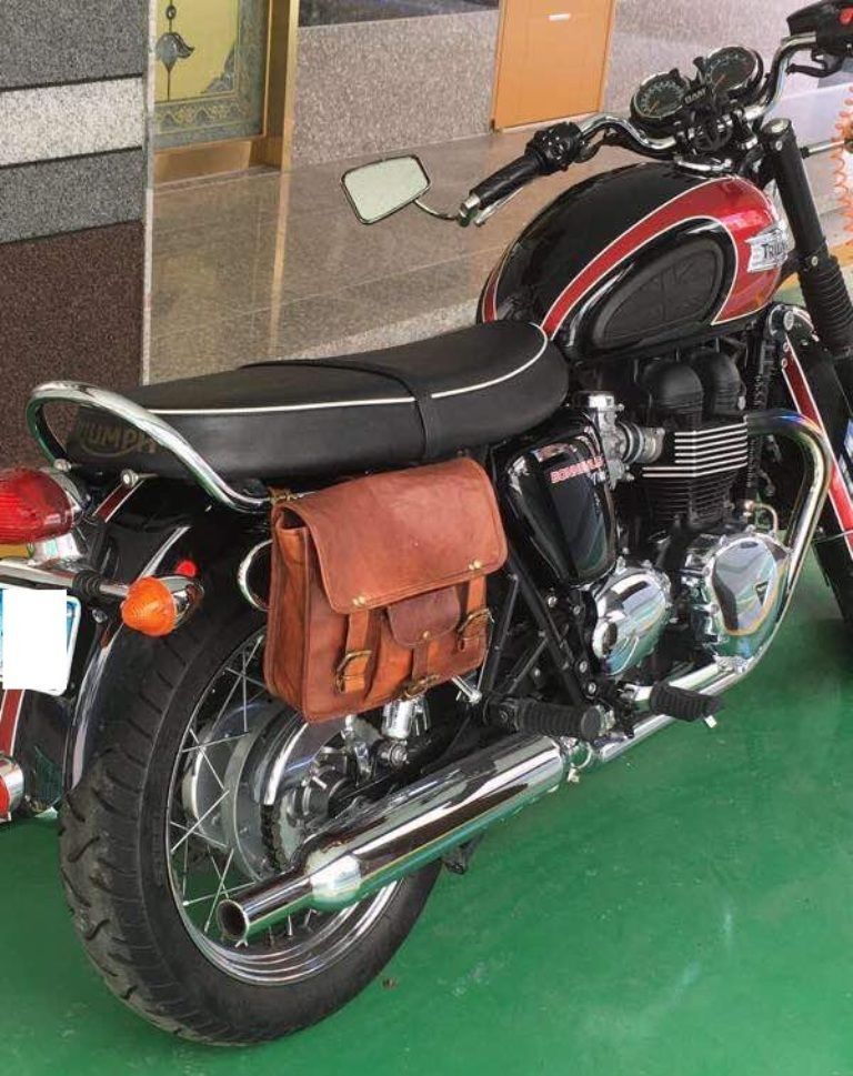 Sacoche latérale moto en cuir marron pour ranger antivol et outils