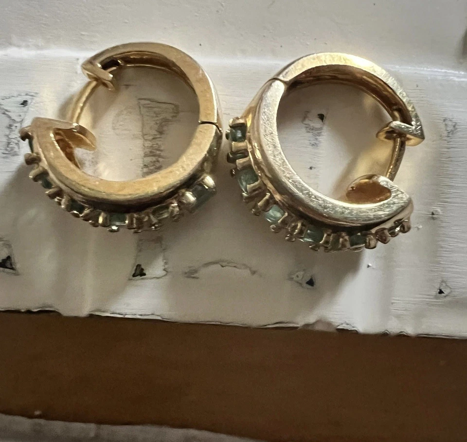 Pendientes de aro Huggie de esmeralda de plata de ley Vermeil de oro de 18 quilates Ross Simons Foto 4 de 4