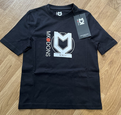 NEU MIT ETIKETT Castore MK Dons FC Baumwolle Kern Wappen T-Shirt Größe Junior JXS (128 CM)