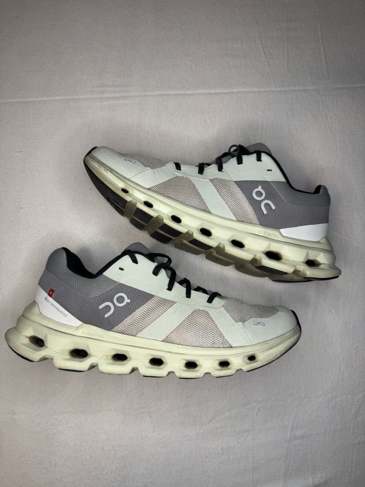 Women’s On Cloud Cloudrunner Size 9 - image 1