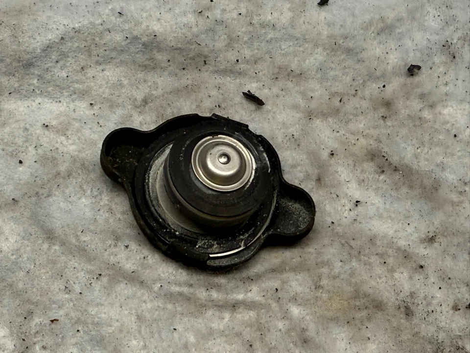 Tapa de radiador de refrigeración refrigerante motor Suzuki GSXR 600 02 2002 GSXR 600 02 Foto 2 de 3