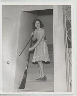 Donna Reed 1943 Marriage CANDID Original 8x10 Hollywood APARTMENT Cleaning
