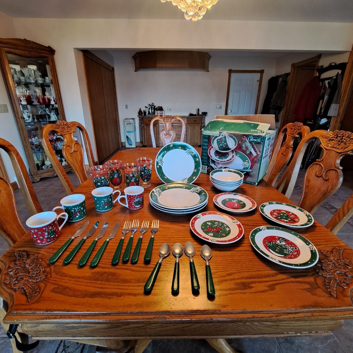 Gibson Vintage Stoneware Christmas Treasures 32 Piece Dinnerware