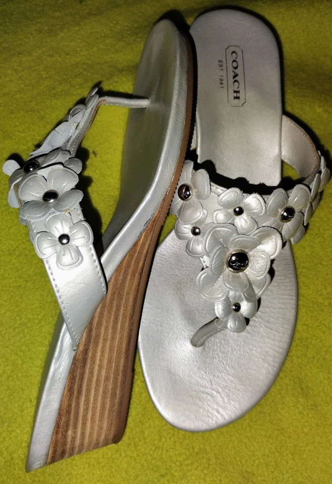 Sandalias Coach de cuero plateadas con flores talla 7B excelente estado Foto 2 de 4