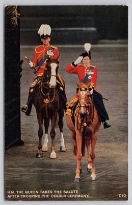 s26902 HM Queen Elizabeth II Trooping the Colour Taking Salute Postkarte
