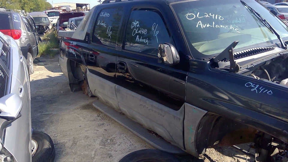 2002-2004 CHEVY AVALANCHE 1500 RIGHT Front Door Moulding LOWER CLADDING ONLY OEM - Image 3 of 4