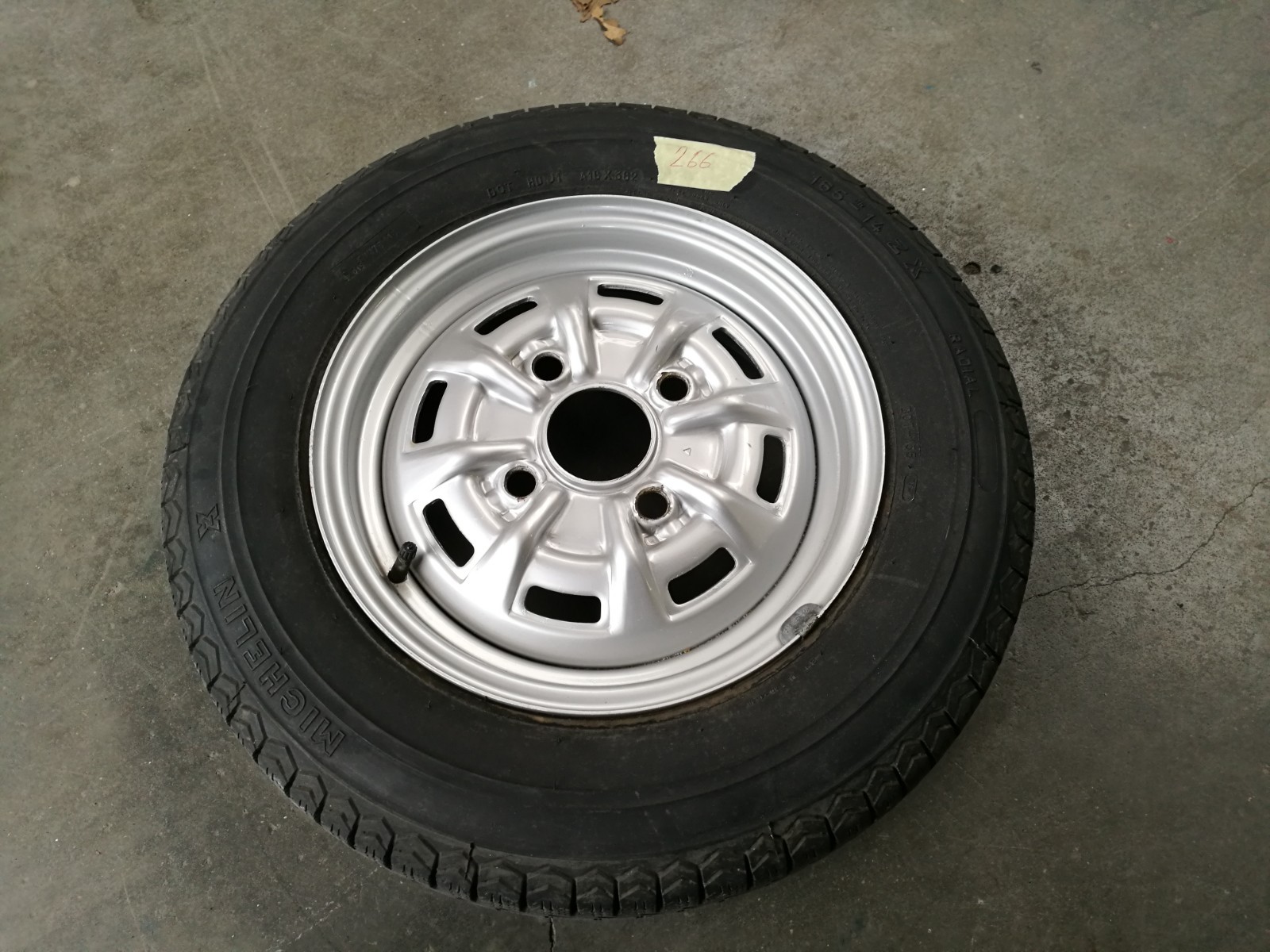 Cerchio ruota in ferro con gomma Michelin 165/14 Lancia Fulvia coupè Originale