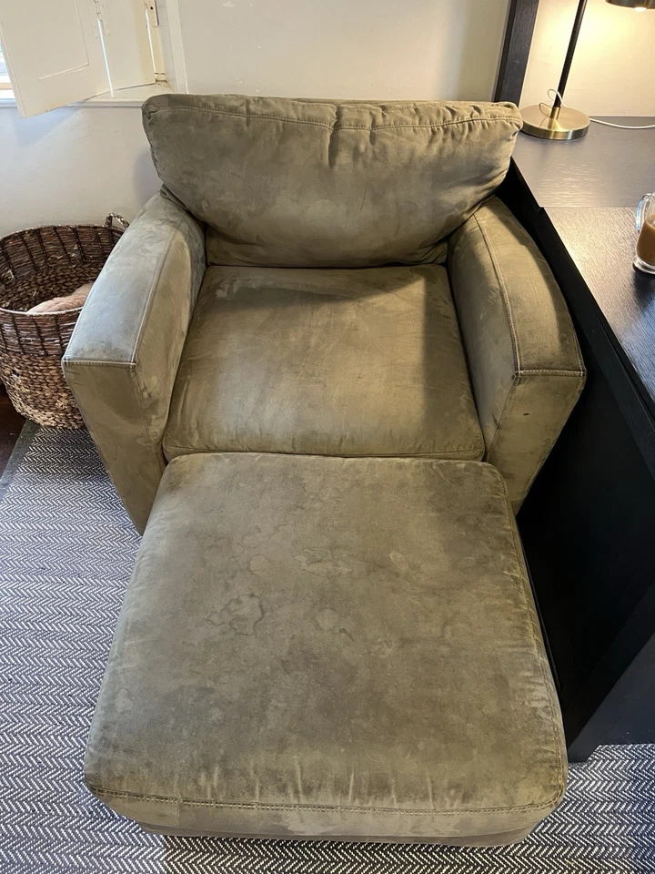 Cadeira de braço quadrada de camurça PB Turner e otomana - Imagem 2 de 3