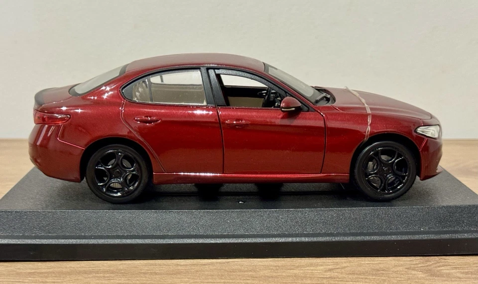 ALFA ROMEO GIULIA 1/24 unico esemplare con UPGRADE 🚗💨 - Immagine 3 di 4