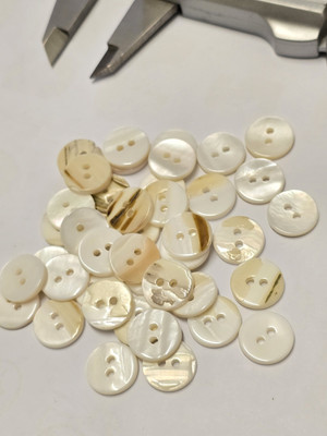 100 Stück Perlen / Natur Beige Knöpfe 2 Loch 14 mm Portofrei!