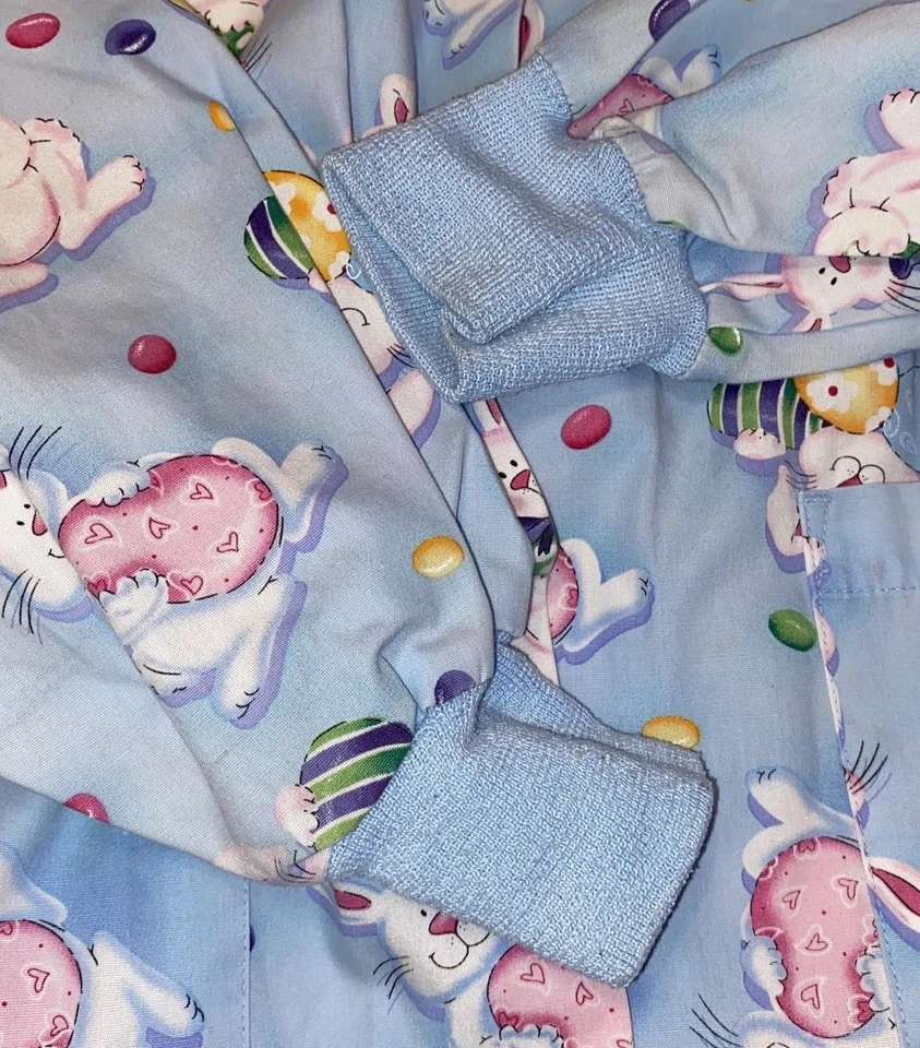 Blusa Médica Tafford Pascua Pequeña LS USADA EN EXCELENTE ESTADO Azul Lt con Huevos Multicolores Frijoles Talla Pequeña EC Foto 4 de 4