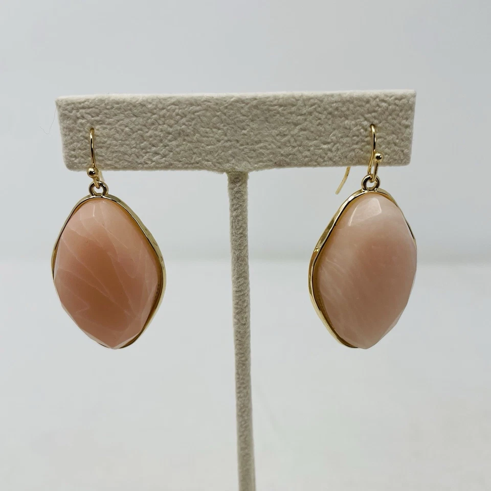 Pendientes colgantes llamativos de gancho de piedra rosa tono dorado de 2 pulgadas de largo Style & Co para mujer Foto 2 de 4