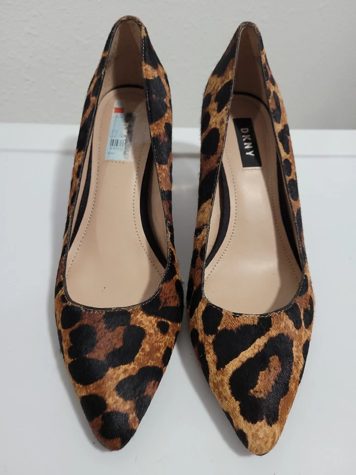 Zapatos de salón DKNY para mujer de cuero con tacón grueso punta superior de cuero. Talla 7M Foto 2 de 4