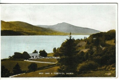 BALA, MERIONETHSHIRE - DER SEE & LLAN-Y-CIL KIRCHE FARBIGE POSTKARTE *