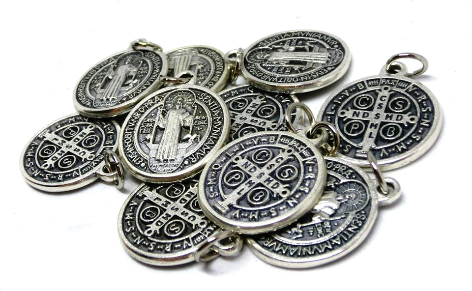 60.048.30 Medaglia Di San Benedetto Con Anello Argento 10 Medaglie Da 20 Mm 2 Cm - Immagine 2 di 4