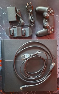Sony PlayStation 4 1TB Spielkonsole - Schwarz mit Ladestation und Controller 