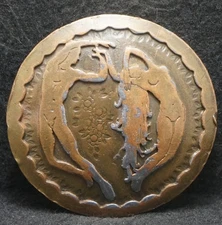 XB21157 VINTAGE 1970s ***MAN & WOMAN ABSTRACT ARTWORK*** MENS BRASS BELT BUCKLE