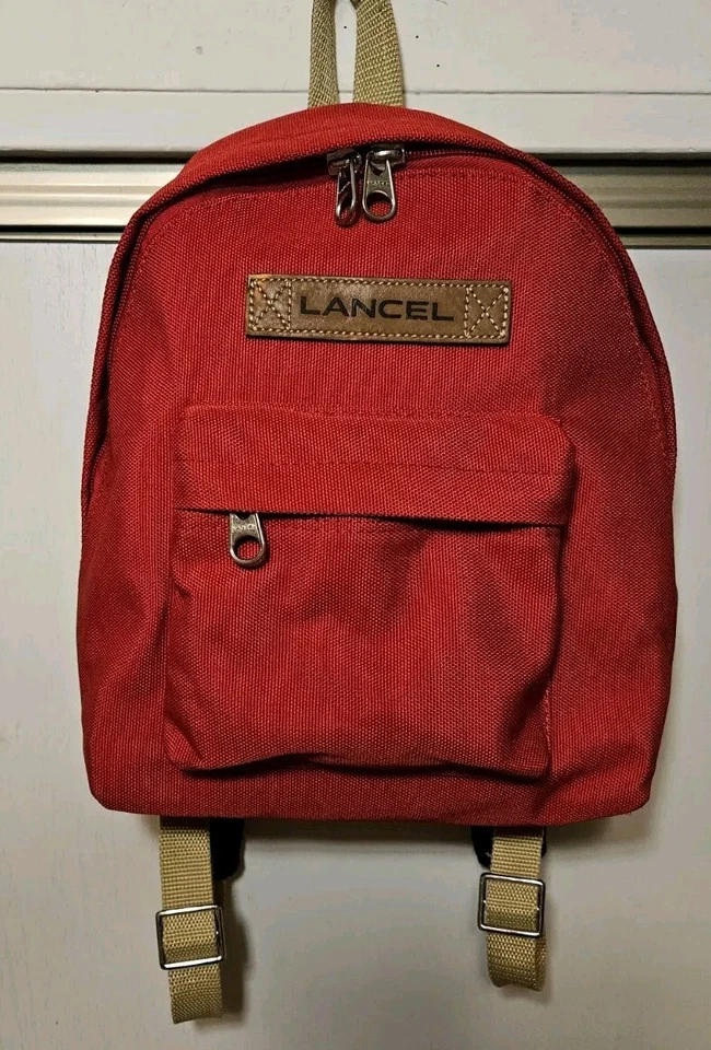 Mochila feminina vermelha minimalista Lancel ACF3 349$ RECICLADA ♻️ nylon super 💪 em excelente estado usado - Imagem 2 de 4