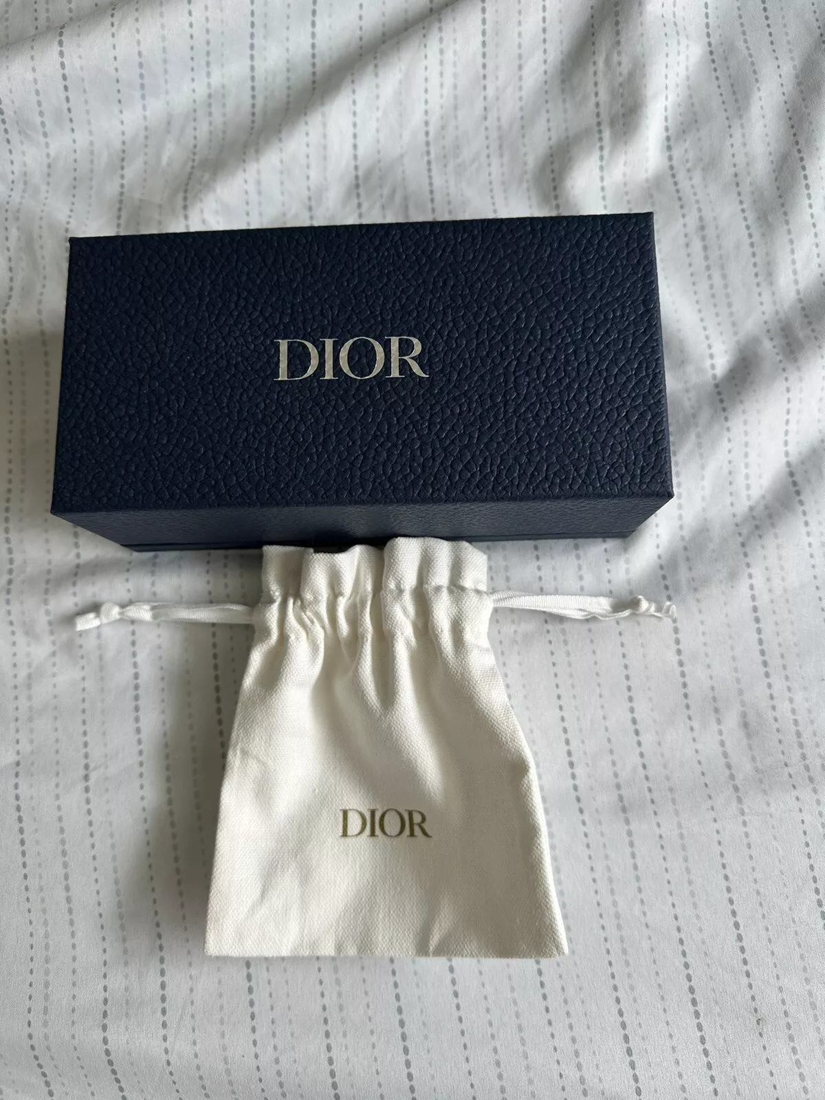 Boîte vide Dior et sac à poussière. Bon pour les bijoux (collier, bracelet, lunettes).