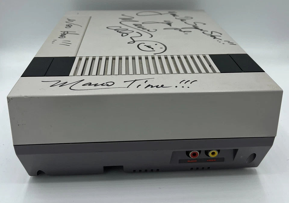 CONSOLA DE JUEGOS FIRMADA POR CHARLES MARTINET NINTENDO NES VOZ DE MARIO BECKETT BAS CERTIFICADO DE AUTENTICIDAD Foto 4 de 4